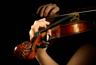 小提琴左手持琴姿势图解